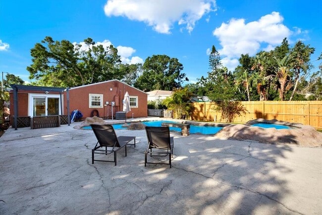 Building Photo - 5613 19th Ave S