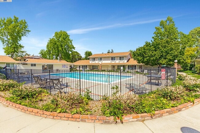 Building Photo - 544 La Copita Ct