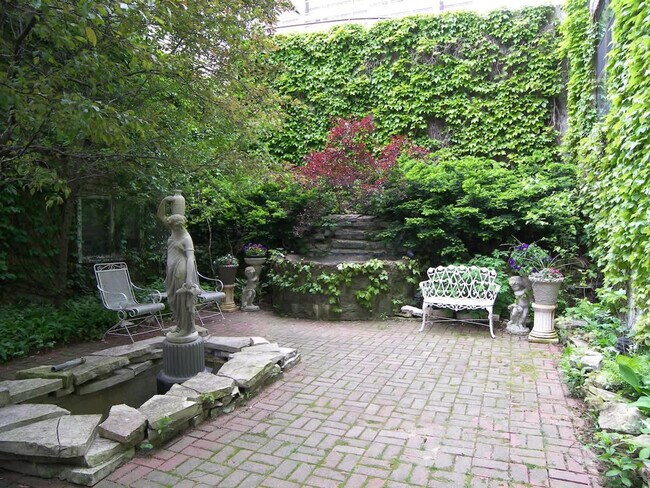 Building Photo - 1633 N North Park Avenue