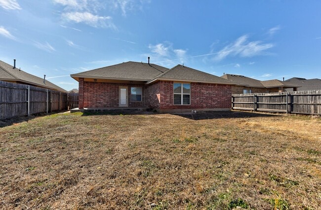 Building Photo - Spacious 3-Bedroom Home in Yukon – Modern ...