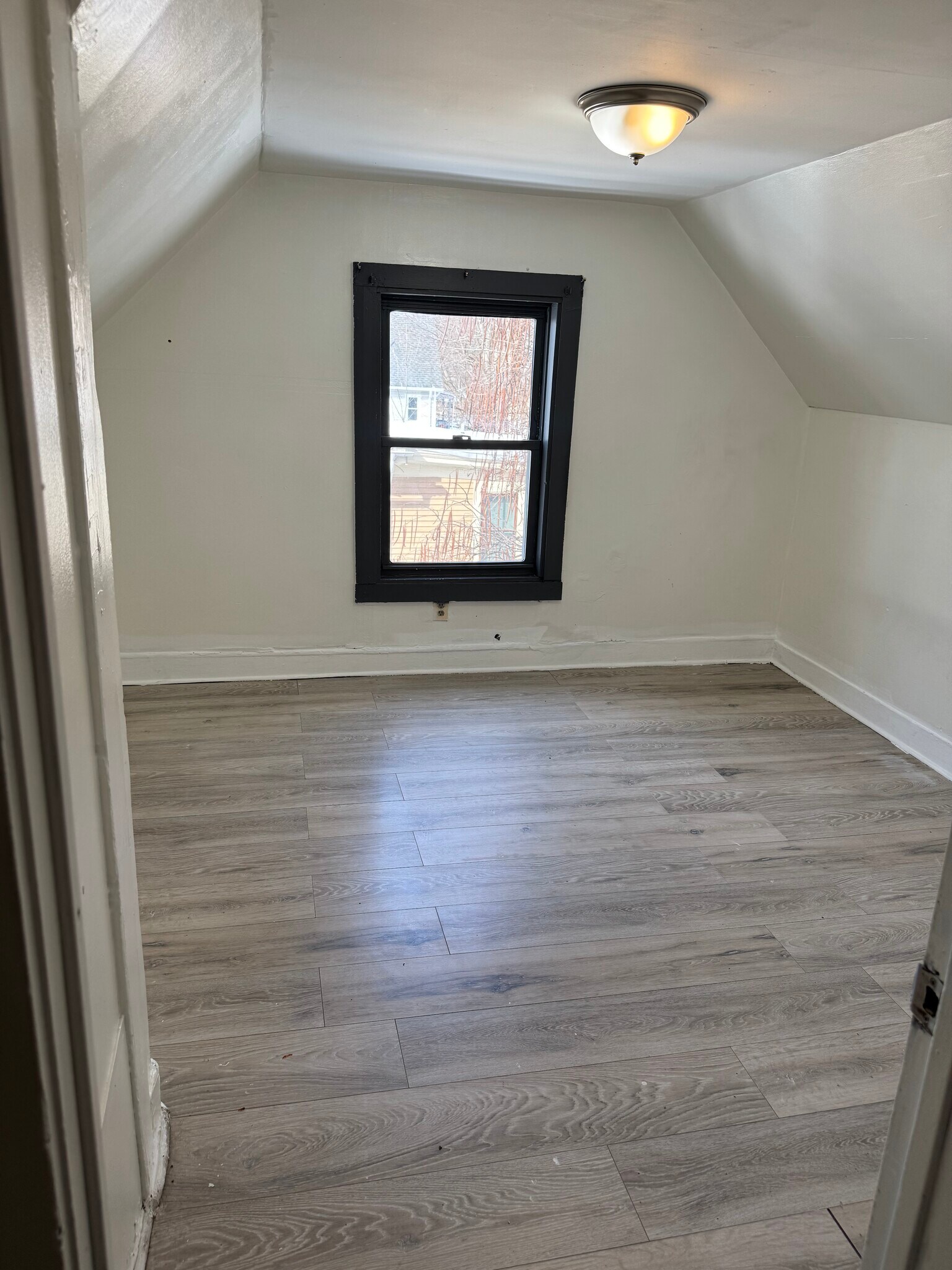 Building Photo - 27 Lilac St