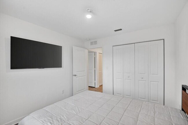 Building Photo - 6933 Harbours Edge Ave