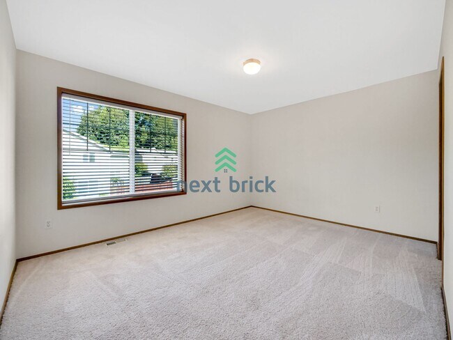 Building Photo - 4 Bed and 2.5 Bath Single-family Home is A...