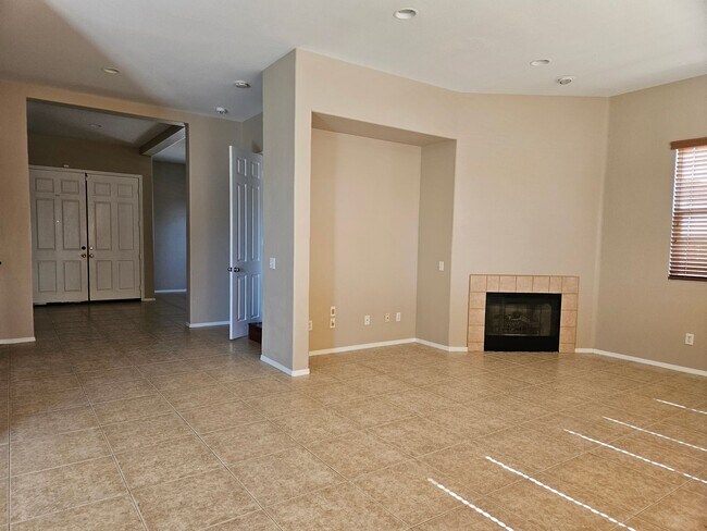 Building Photo - 5 BEDROOM OAK HILLS / HESPERIA HOME