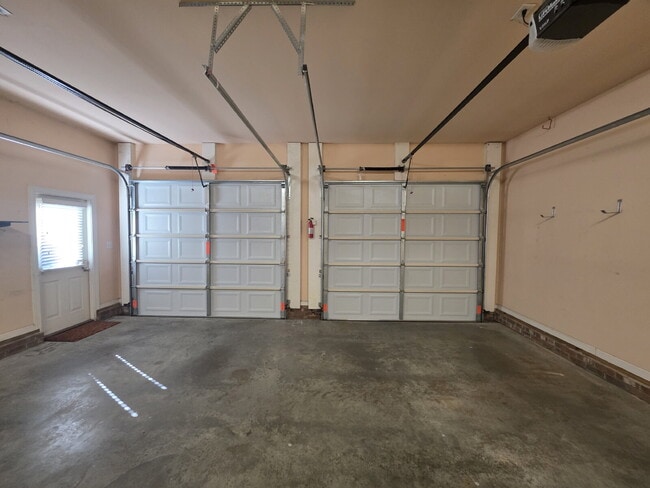 Building Photo - Spacious 4-Bedroom Home for Rent in Kings ...