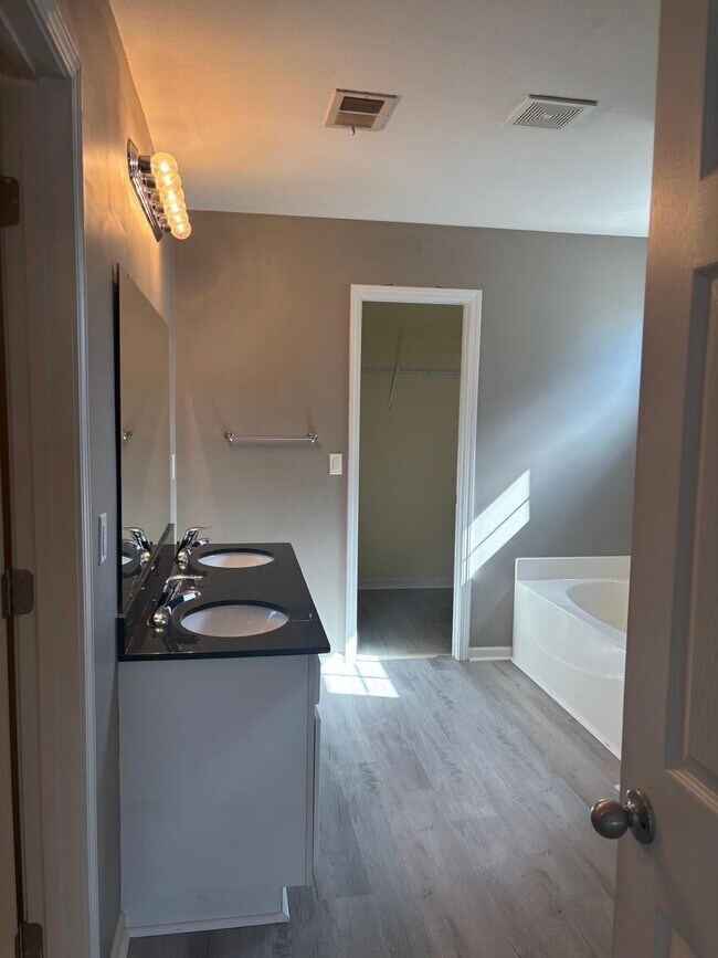 Building Photo - 1825 Polaris Dr