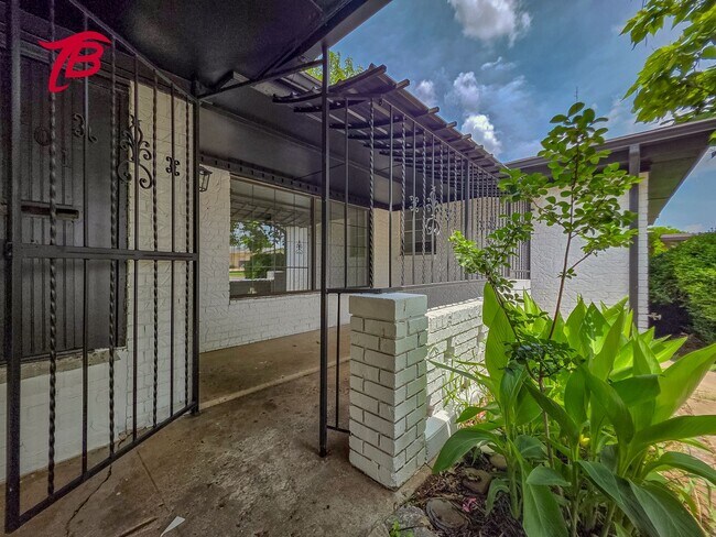 Building Photo - Charming 4-Bedroom Home with Spacious Yard