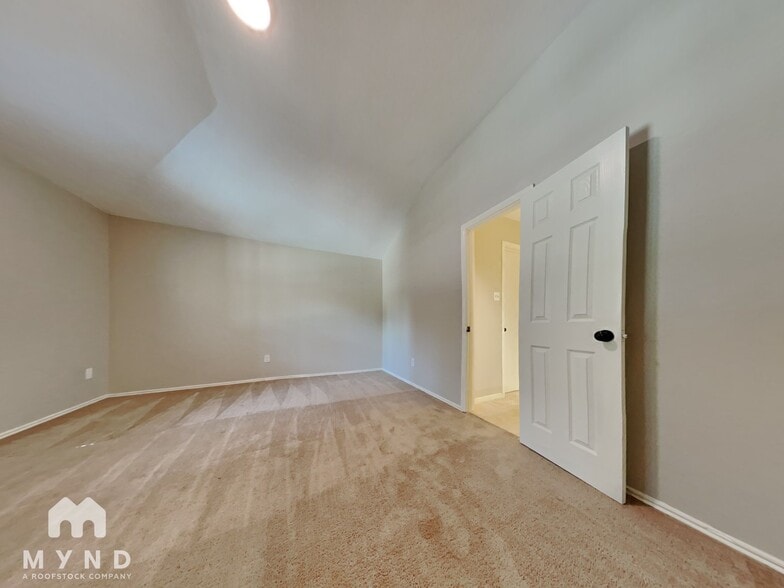 Building Photo - 102 Summer Crest Cir