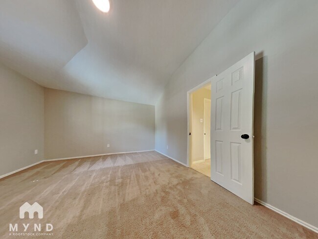 Building Photo - 102 Summer Crest Cir