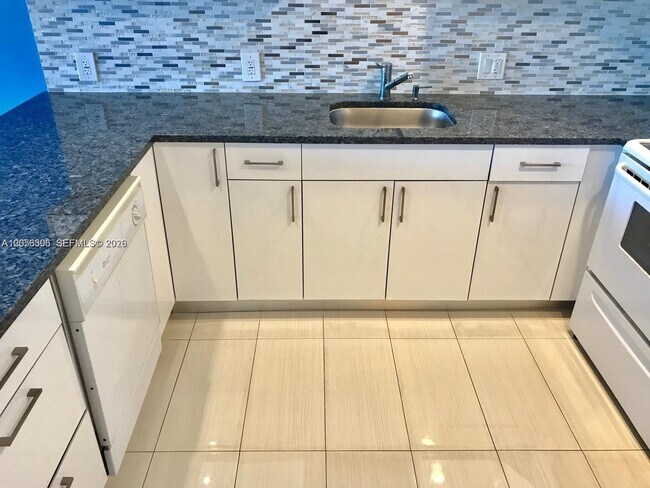 Building Photo - 13155 Ixora Ct
