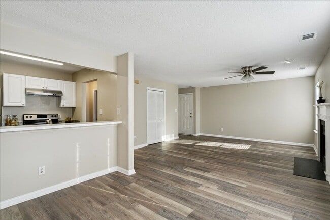 Building Photo - Updated 2 Bedroom 2 Bath Condo Near Fort Eustis and Williamsburg