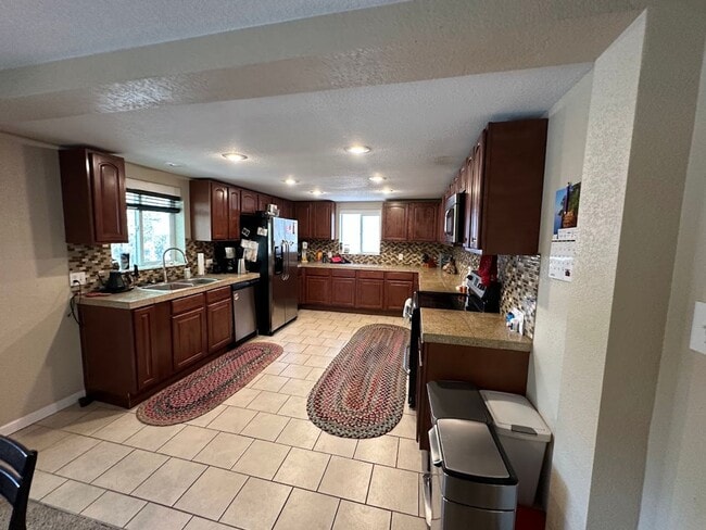 Building Photo - Fantastic Home in City Park North - Has it...