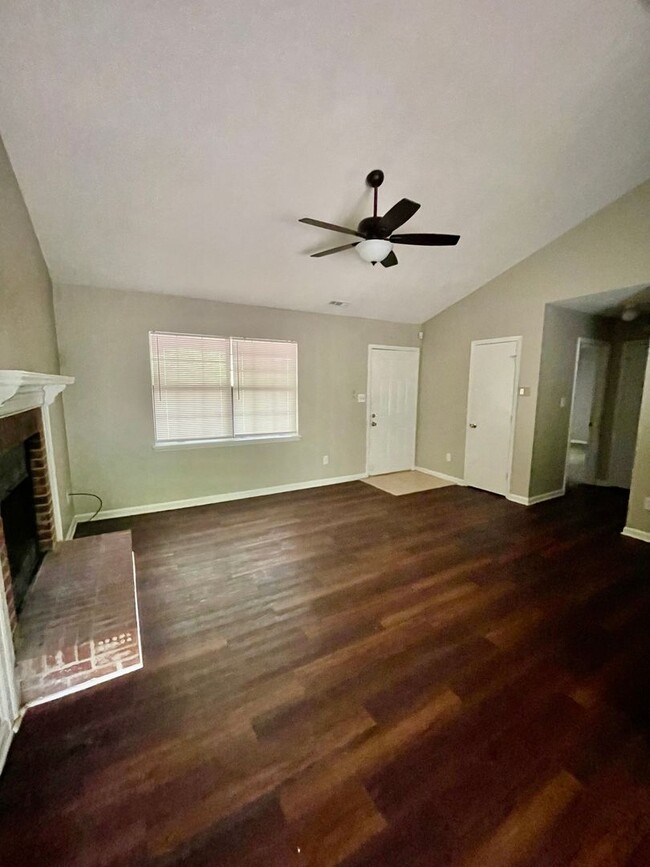 Building Photo - This Adorable 2 bedroom 2 bath duplex is l...