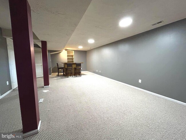 Building Photo - 5556 Village Center Dr