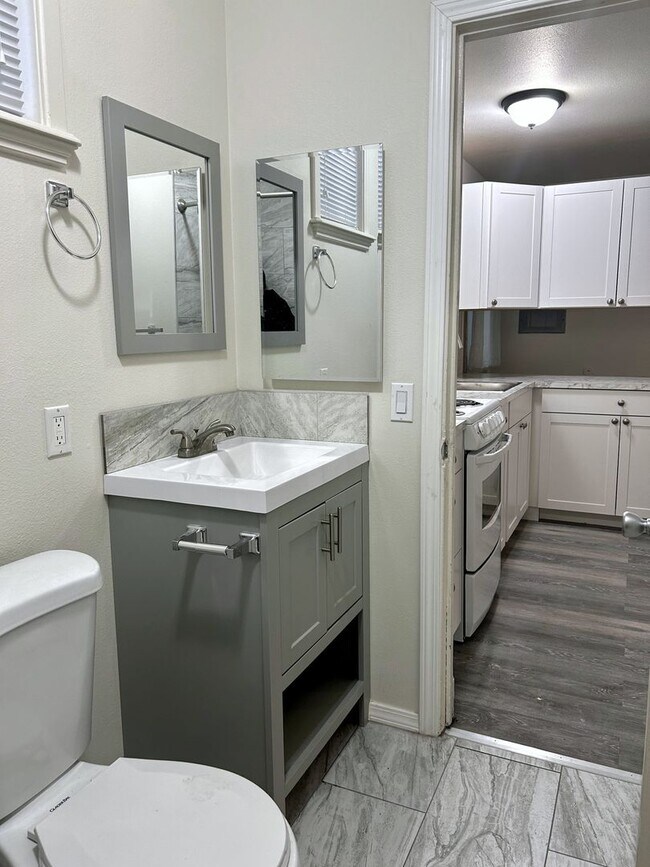 Building Photo - MOVE IN SPECIAL: 1/2 MONTHS RENT FREE- Washer/Dryer Included!