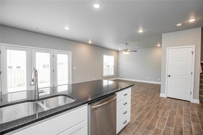 Building Photo - 2010 Periwinkle Pl