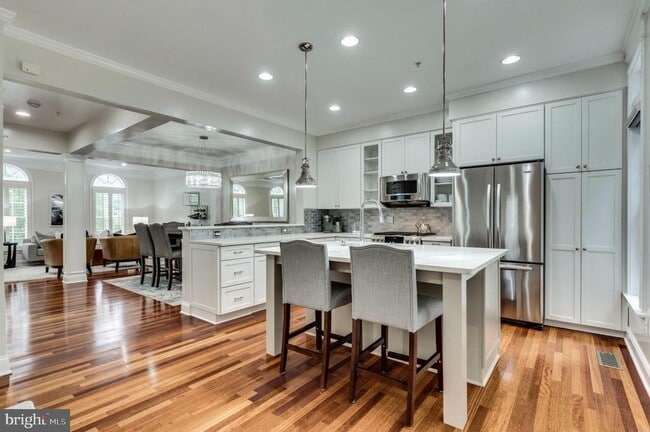 Building Photo - 820 W Glebe Rd