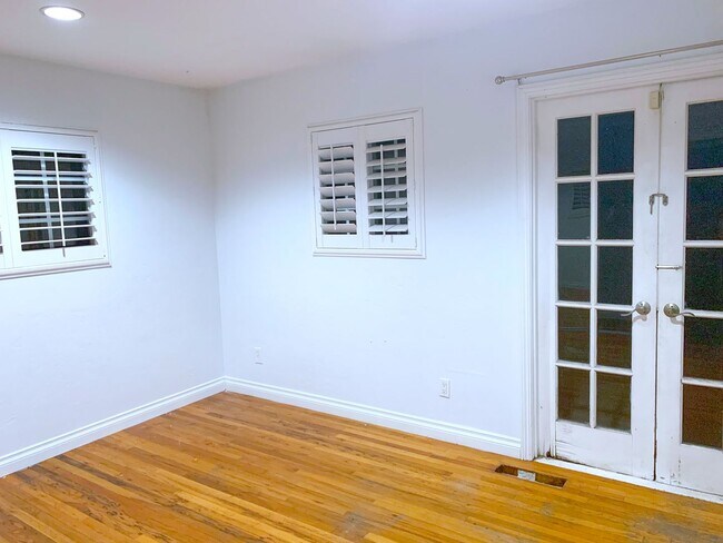 Building Photo - 4BD 2 BA on Dorothy Way!