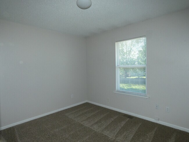 Building Photo - 833 Spring Ct