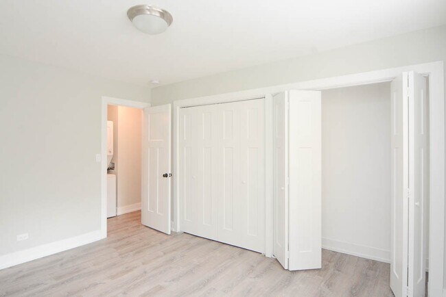 Building Photo - 533 W Surf St