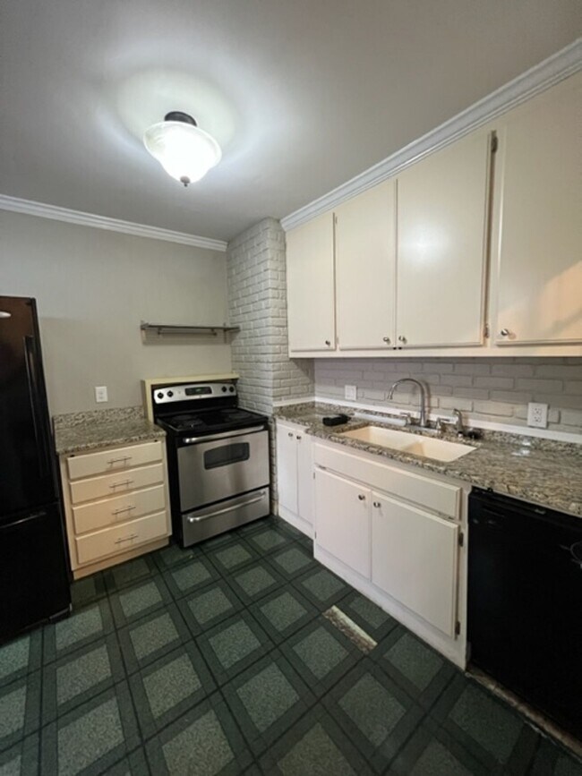 Building Photo - Location - Location - 2 story Duplex - Move In Ready !! This 2-bedroom - 1 Full Bath home is conv...