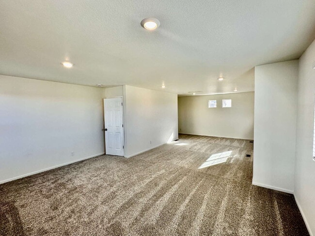 Building Photo - "Charming and spacious 3-Bed Sanctuary with 2.5 Baths the Reunion Community in Commerce City!"