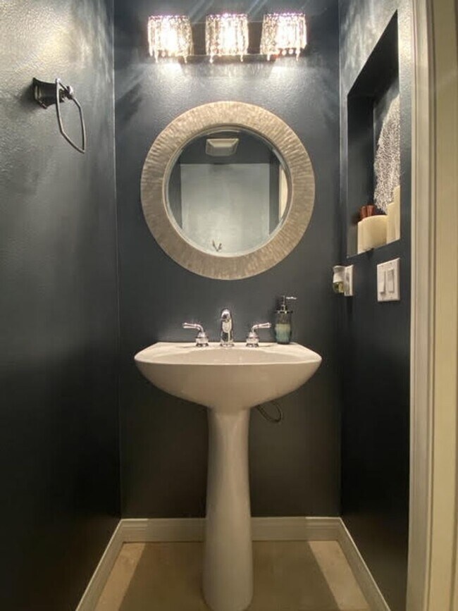 Building Photo - Rent Special - 2 weeks free rent!! 3 bedro...