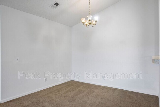 Building Photo - 811 Brassie Ln