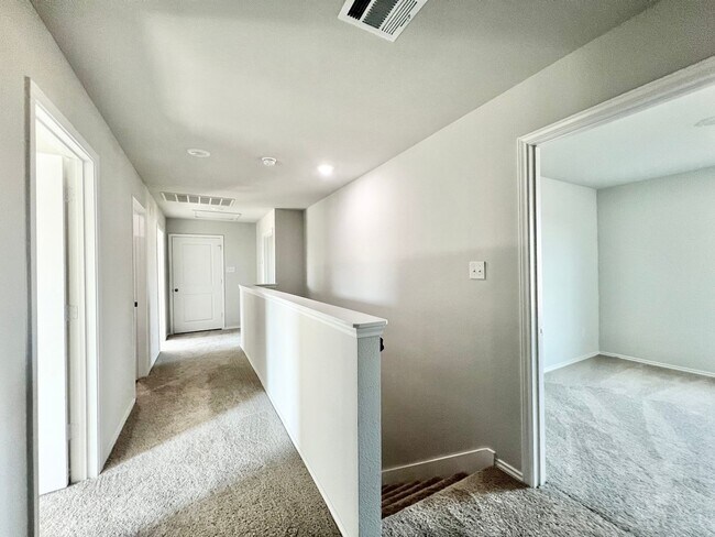 Building Photo - Stunning New Build with 5 Bedrooms & Moder...