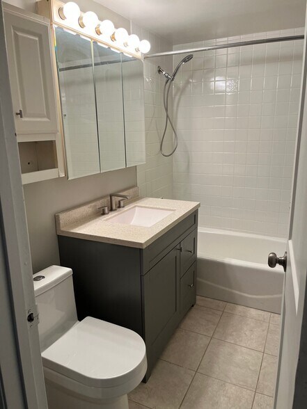 Building Photo - 15 E Maple St