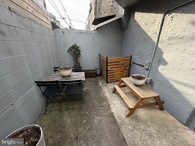 Building Photo - 1443 N Hollywood St