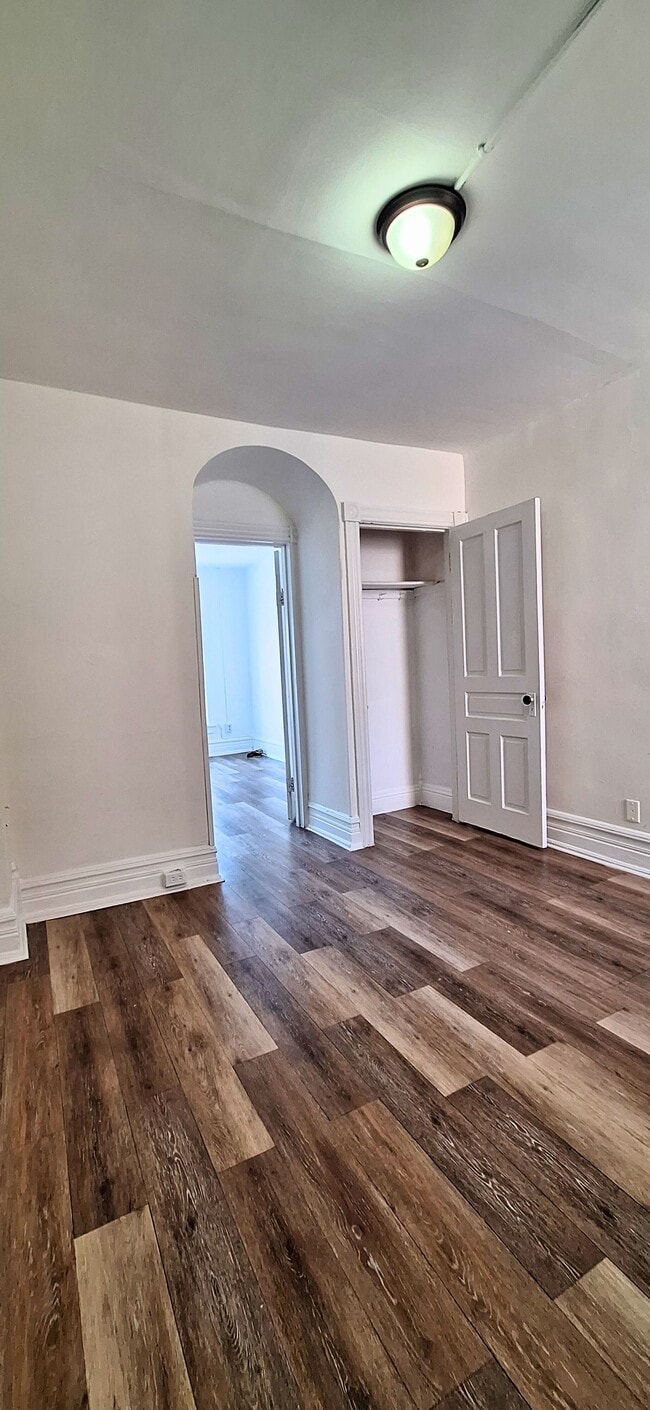 Building Photo - 925 1/2 W Liberty St