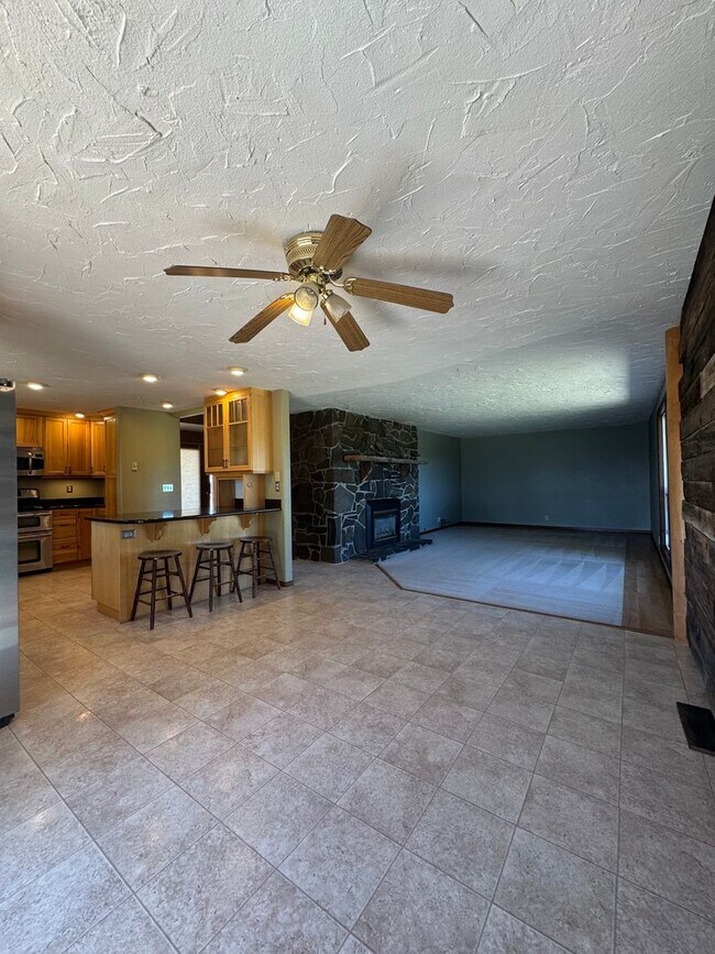 Building Photo - Idyllic 3bd, 2ba Retreat with Loft on 2+ A...