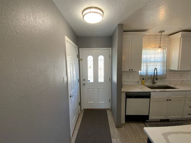 Building Photo - 3 Bedroom Single Story Home Available Near...