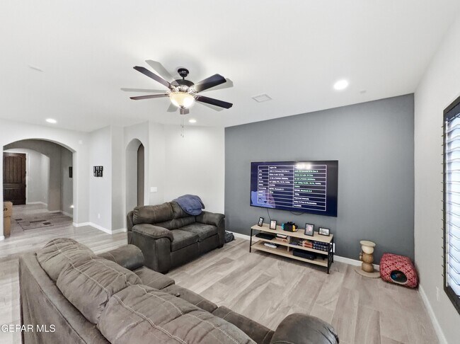 Building Photo - 12805 Kingsbury Ave