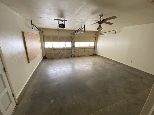 Building Photo - Northeast El Paso 3bed/2bath w/LOTS of liv...