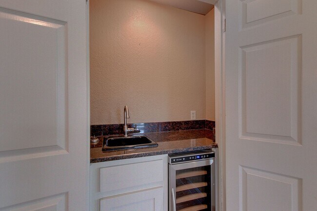 Building Photo - Rare 3 BR / 2.5 BA /  2 Car Garage Westlak...