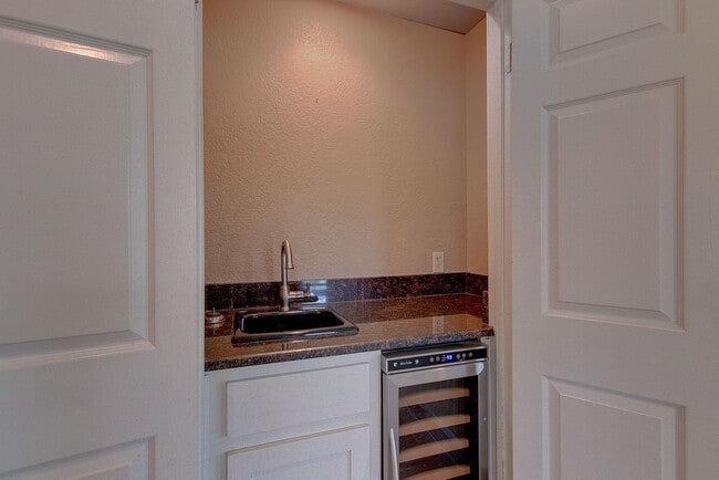 Building Photo - Rare 3 BR / 2.5 BA /  2 Car Garage Westlake Condo 14th Fairway (Austin Country Club) (Eanes ISD)