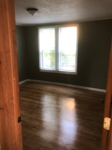 Building Photo - 701 E 8th St