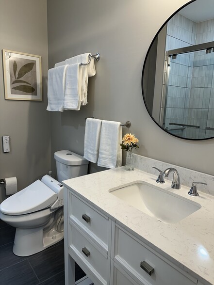 Building Photo - 5640 Beacon St