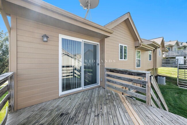 Building Photo - Beautiful Townhome in Shadow View