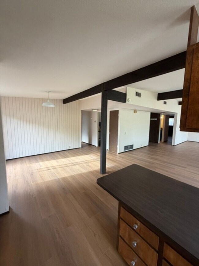 Building Photo - 557 Villanova Dr