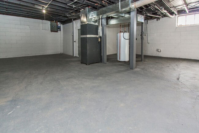 Building Photo - Large 3 Bedroom, 2 Bathroom - Pyramid Properties