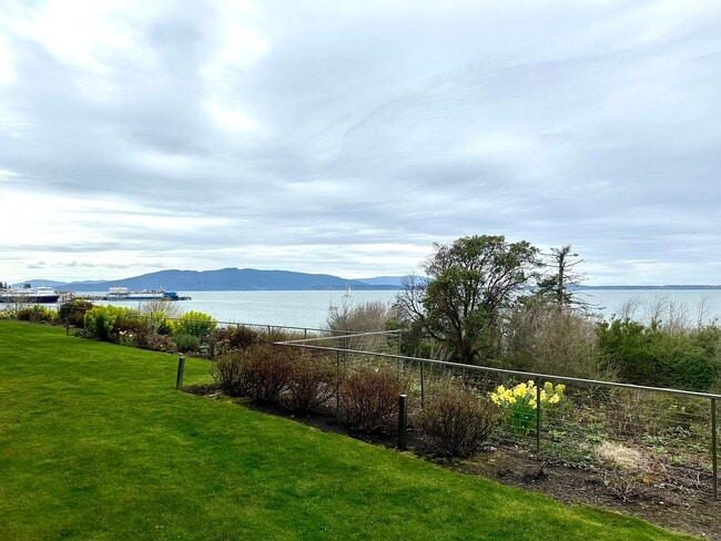 Building Photo - 600 S State St