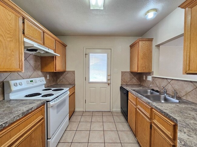 Building Photo - AVAILABLE NOW!