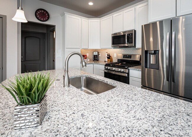 Building Photo - 2 Bedroom Luxury townhome