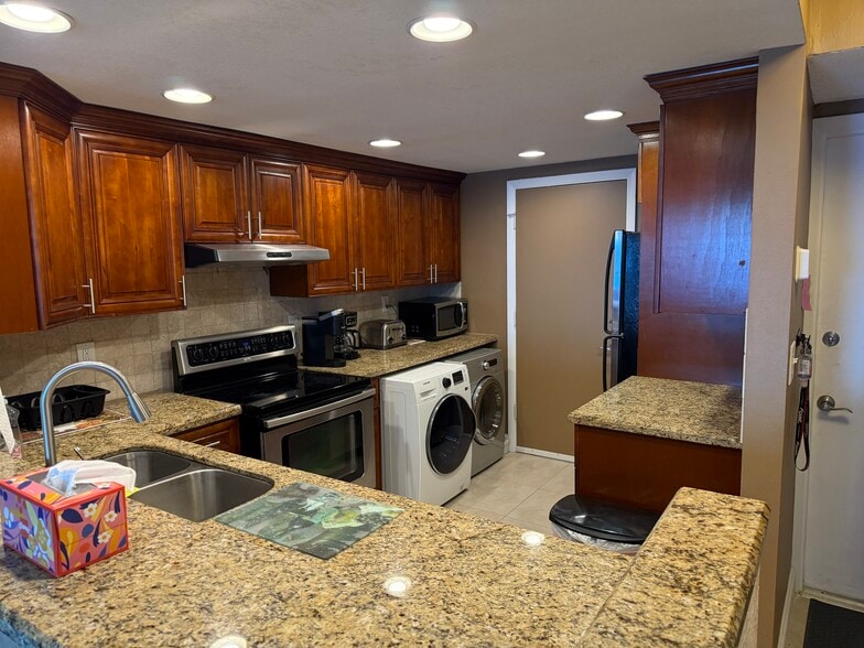 Fully equipped kitchen - 6000 N Ocean Blvd