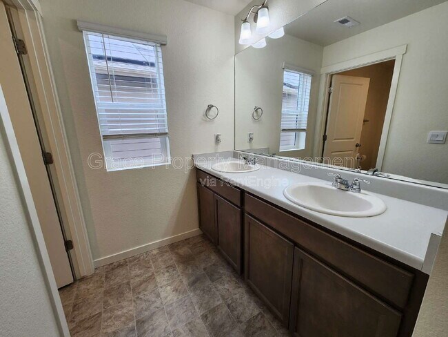 Building Photo - 508 Ledge St