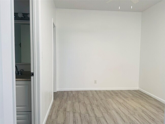 Building Photo - 229 E Commercial Blvd