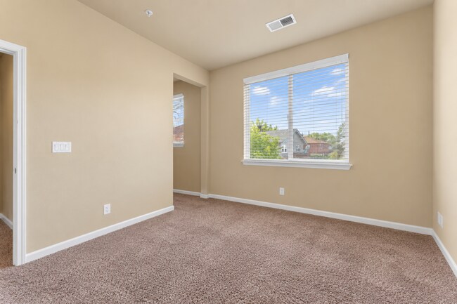 Building Photo - 275 La Rue Ave
